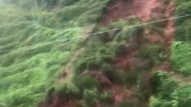 Rize'de çay bahçesindeki heyelan anı kamerada